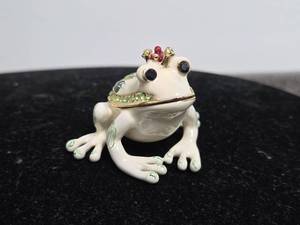 lot 53 image: Frog Figurine Hinged Box with Jeweled Crown and Enameled Details