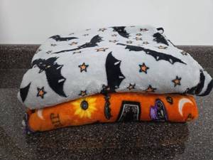 lot 86 image: 2 Piece Halloween Fleece Blanket Set Bat Star Moon Orange SUPER SOFT