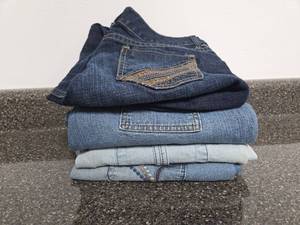 lot 107 image: Lot of 4 Jeans Pants Size 1516