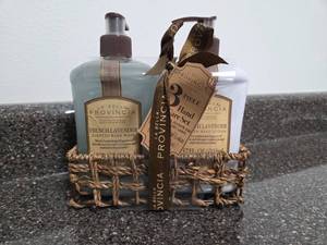 lot 119 image: La Bella Provincia French Lavender 3-Piece Hand Care Set 17 oz 500 mL