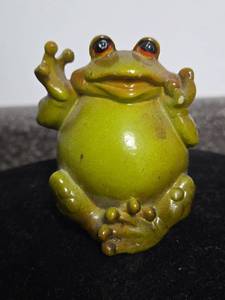 lot 134 image: Yellow Green Frog Figurine with Raised Arms Approximately 3 Inches