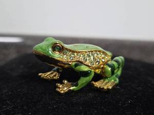 lot 138 image: Decorative Frog Figurine Green Gold Tone Rhinestone Accents