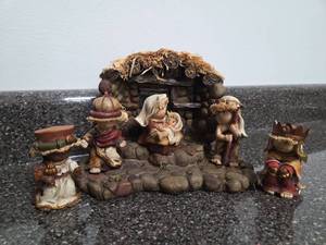 lot 157 image: Nativity Scene Figures Stable with Straw Roof Stone Base