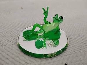 lot 37 image: Glass Baron Frog Peace Is Good S1219 Handcrafted Glass Art