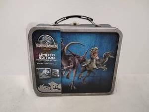 lot 129 image: Jurassic world lunch box