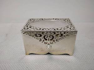 lot 130 image: Small jewelry box with contents