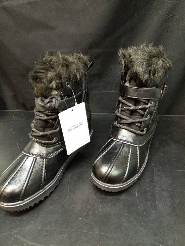 lot 1014 image: Dream Pairs Black Faux Fur Lined Winter Snow Boots SIZE 7 - Retail $25