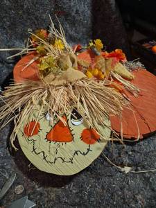 lot 1 image: Handmade Scarecrow Head Decoration with Straw and Autumn Flowers