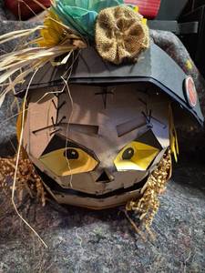 lot 7 image: Scarecrow Head Decorative Figure with Straw Attachments