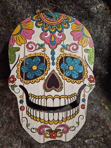 lot 8 image: Skull Shape Wall Art Decor Painted Floral Design