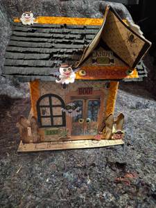 lot 16 image: Halloween Haunted House Cardboard Decoration with Roof and Accessories