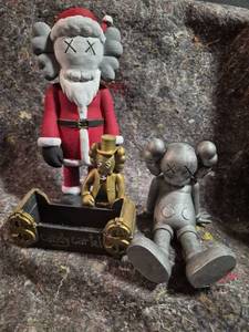 lot 37 image: 3-Piece 3d Printed Collectible Figure Set Santa Cart Character Figurines