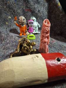 lot 43 image: Collectible Figurine Lot 6 Pieces Character Figures
