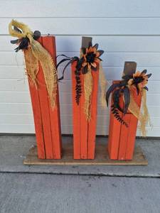 lot 99 image: Three-Piece Wooden Porch Post Decoration Set with Flowers and Burlap