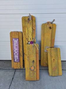 lot 106 image: Wood Block Porch Figures Set 4 Pieces with Welcome Sign and Decorative Accents