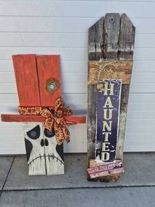 lot 107 image: Halloween Wall Art Decor Signs, 2-Piece Lot