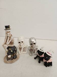 lot 12364 image: Halloween Decor Lot