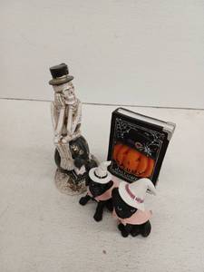 lot 12365 image: Halloween Decor Lot