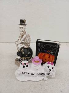 lot 12368 image: Halloween Decor Lot