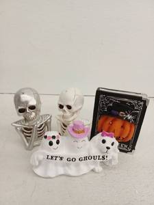 lot 12369 image: Halloween Decor Lot