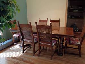 lot 901 image: Dining Room Table with 6 Chairs, 2 are Captain Chairs. With no leaves  29 x 66 x 42.   With leaves 29 x 102 x 42