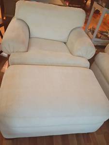 lot 907 image: Vanguard Furniture Co Over Sized Chair with Ottoman.  Chair height 31in.  Seat 20 x 23.  Ottoman 19 x 37 x 23