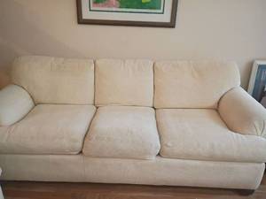 lot 908 image: Vanguard Furniture Co Couch.  31 x 70 x 24