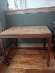 lot 914 image: Side Table.  Top needs repair.   22 x 30 x 24