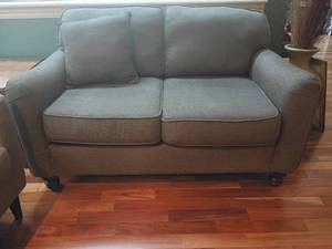 lot 915 image: Love Seat with Pillow.  34 x 46 x 23