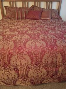 lot 922 image: King Sized Reversible Comforter with  Pillows, Shams and Bed Skirt