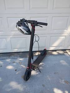 lot 960 image: Go Trax Electric Scooter with Charger and Helmet