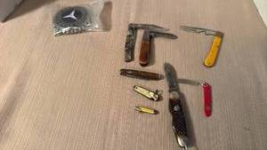 lot 1002 image: Pocket knives and more