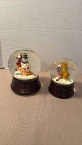lot 1027 image: Holiday music box Snow Globes 2-Piece Set Snowman and dog with stocking