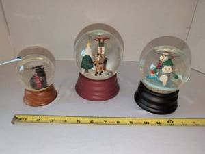 lot 1104 image: Holiday Snow Globes qty 3