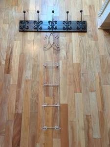 lot 1124 image: 3 Plate holder and wall hooks. Wall hooks are 33 across. Plate holder is 43 in tall
