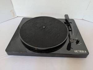 lot 1143 image: Victrola Suitcase Record Player with Turntable no power adapter