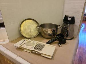 lot 1207 image: Kitchen Gadget Lot Grater, Colander, Strainer, Peeler, Mandoline