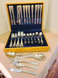 lot 1209 image: Flatware Set 12 Place Settings in  Case Knives Forks Spoons Serrated Edge 72 pieces