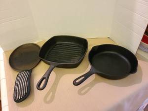 lot 1219 image: Cast Iron Cookware Items Skillet Grill Pan 9 inch pan