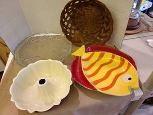 lot 1225 image: Summerling Fish-Shaped Serving platter, bundt, Glass platter, and basket