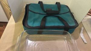 lot 1258 image: 2 Pyrex 3 qt glass pans one with lid , and pyrex portable carrier