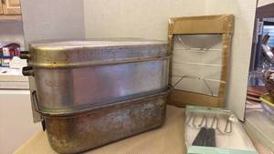 lot 1262 image: Aluminum turkey roasting pan with accessories