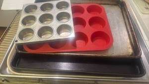 lot 1265 image: Baking sheets, muffin pans and cooling rack