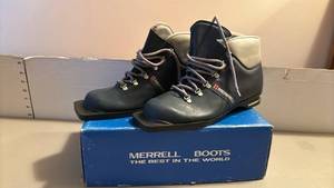 lot 1304 image: Merrell Boots Pair Black with Blue Box