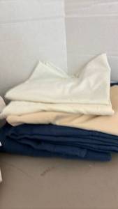 lot 1419 image: Two king size flat sheets and pillow cases