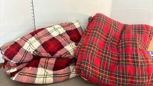 lot 1424 image: Two fullqueen comforters