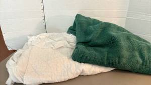 lot 1426 image: A mattress pad and a blanket