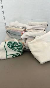 lot 1433 image: Lot Assorted kitchen Towels and Linens