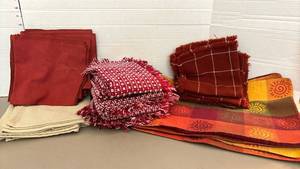 lot 1436 image: Cloth Napkins and Placemats