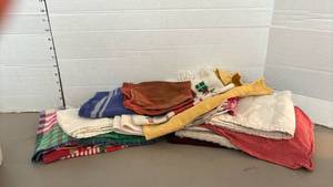 lot 1437 image: Lot of Assorted  kitchen Towels and rags